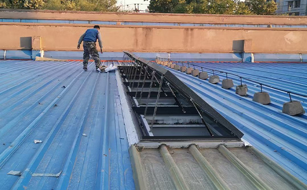 某区域性物流仓储中心吴堡排烟窗系统安装项目